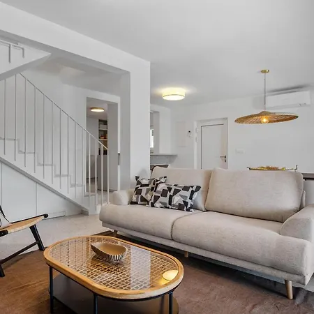 فيلة Beachfront Larisa With Whirlpool, Media