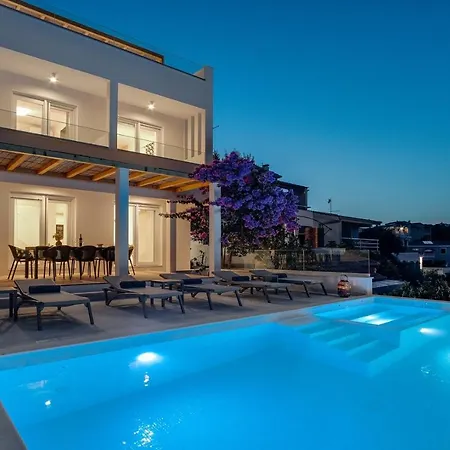 Villa Beachfront Larisa With Whirlpool, Media Rogoznica (Sibenik-Knin)