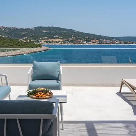 Beachfront Larisa With Whirlpool, Media Rogoznica (Sibenik-Knin)