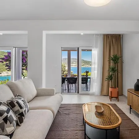 Beachfront Larisa With Whirlpool, Media Villa *