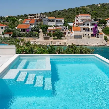 فيلة Beachfront Larisa With Whirlpool, Media روغوزنيكا