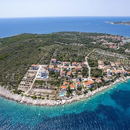 Beachfront Larisa With Whirlpool, Media Villa Rogoznica (Sibenik-Knin)