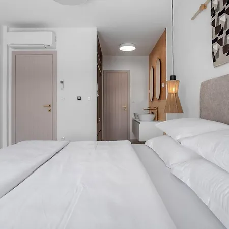 Beachfront Larisa With Whirlpool, Media Villa *