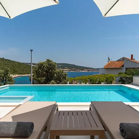 Villa Beachfront Larisa With Whirlpool, Media Rogoznica (Sibenik-Knin)