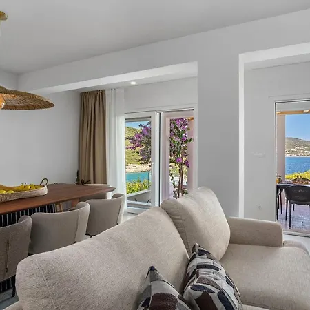 Beachfront Larisa With Whirlpool, Media Rogoznica (Sibenik-Knin)