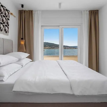 Beachfront Larisa With Whirlpool, Media Villa Rogoznica (Sibenik-Knin)