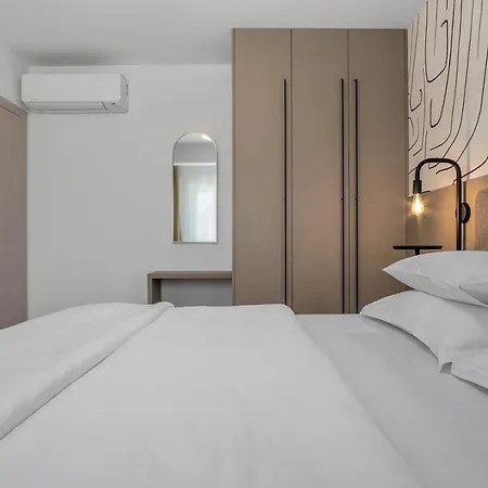 Beachfront Larisa With Whirlpool, Media Villa