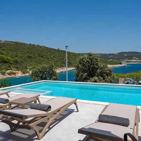 Villa Beachfront Larisa With Whirlpool, Media Rogoznica (Sibenik-Knin)