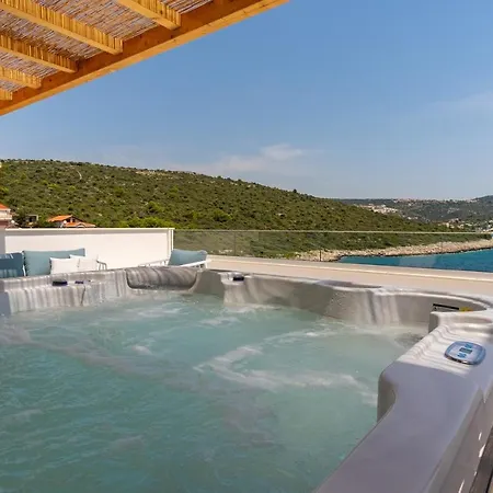 Beachfront Larisa With Whirlpool, Media فيلة روغوزنيكا