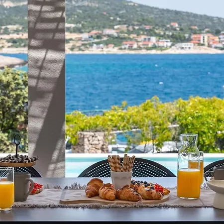 Villa Beachfront Larisa With Whirlpool, Media Rogoznica (Sibenik-Knin)