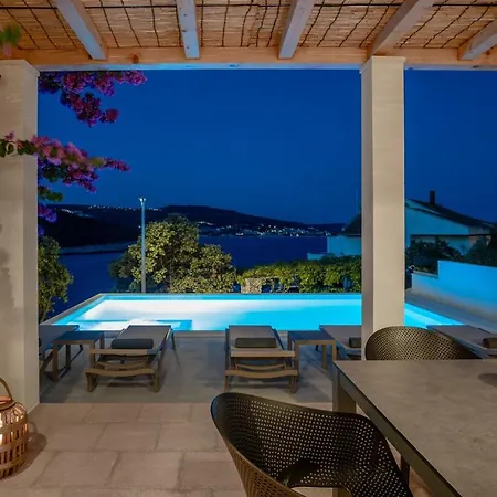 Villa Beachfront Larisa With Whirlpool, Media Rogoznica (Sibenik-Knin)