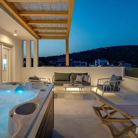 Beachfront Larisa With Whirlpool, Media Villa Rogoznica (Sibenik-Knin)