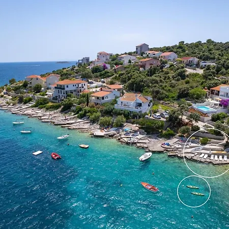 فيلة Beachfront Larisa With Whirlpool, Media