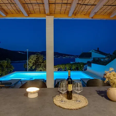 Beachfront Larisa With Whirlpool, Media * Rogoznica (Sibenik-Knin)