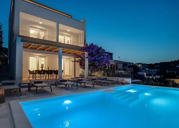 Villa Beachfront Larisa With Whirlpool, Media Rogoznica (Sibenik-Knin)