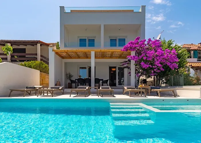 Villa Beachfront Larisa With Whirlpool, Media Rogoznica (Sibenik-Knin)