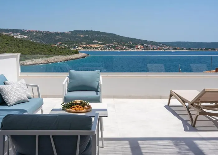 Beachfront Larisa With Whirlpool, Media Rogoznica (Sibenik-Knin)