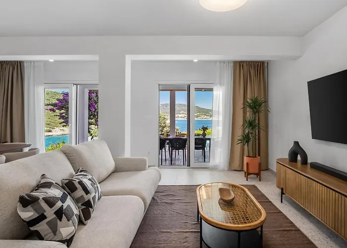 Beachfront Larisa With Whirlpool, Media Villa *