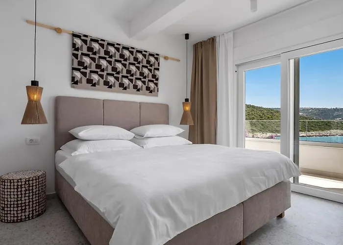 Beachfront Larisa With Whirlpool, Media Villa