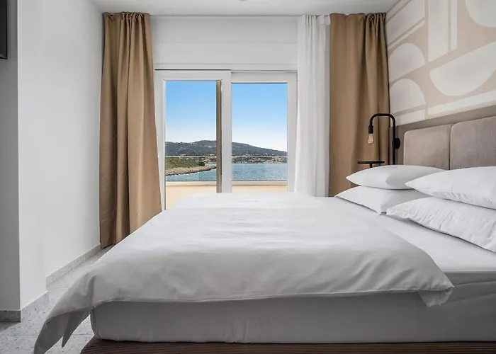 Villa Beachfront Larisa With Whirlpool, Media Rogoznica (Sibenik-Knin)