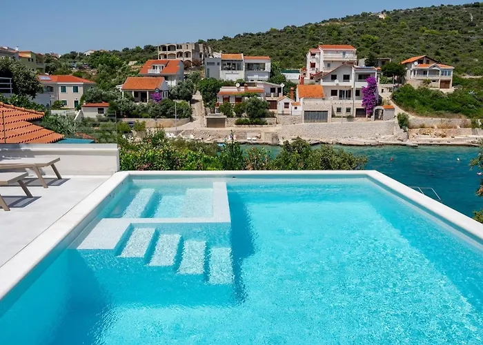 Villa Beachfront Larisa With Whirlpool, Media Rogoznica (Sibenik-Knin)