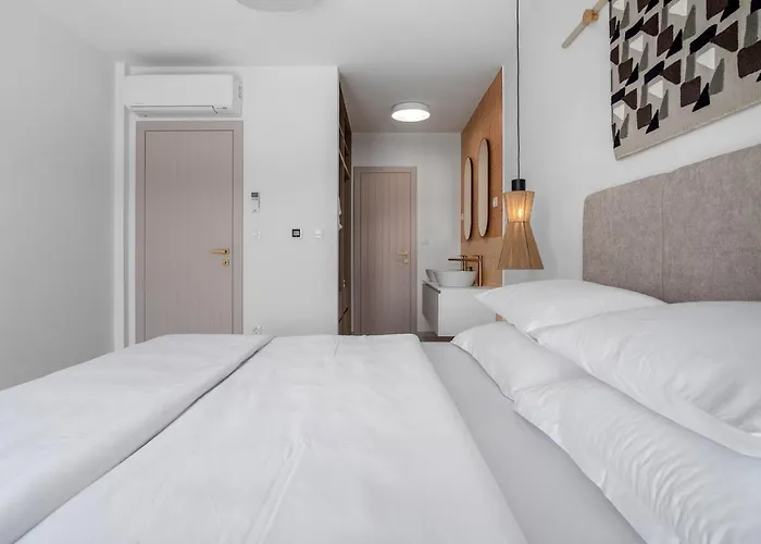 Beachfront Larisa With Whirlpool, Media Villa *