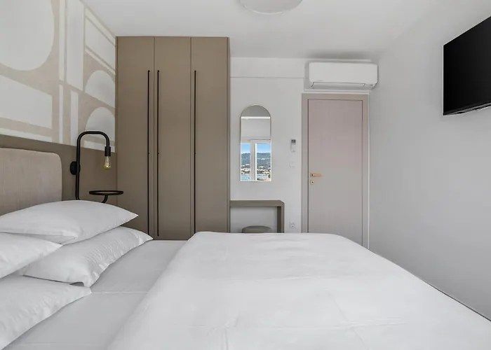 Beachfront Larisa With Whirlpool, Media Villa Rogoznica (Sibenik-Knin)