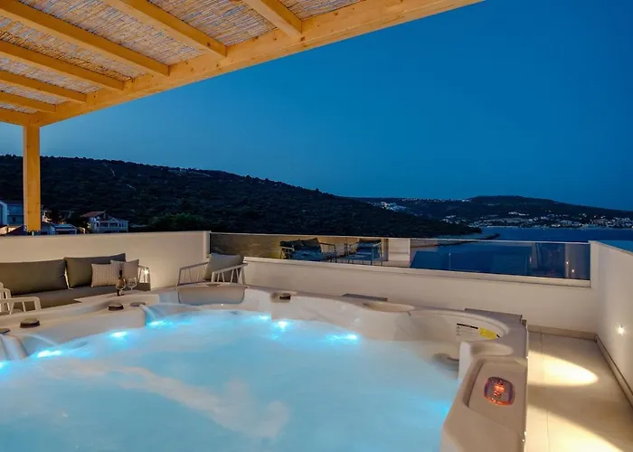 Beachfront Larisa With Whirlpool, Media Villa Rogoznica (Sibenik-Knin)