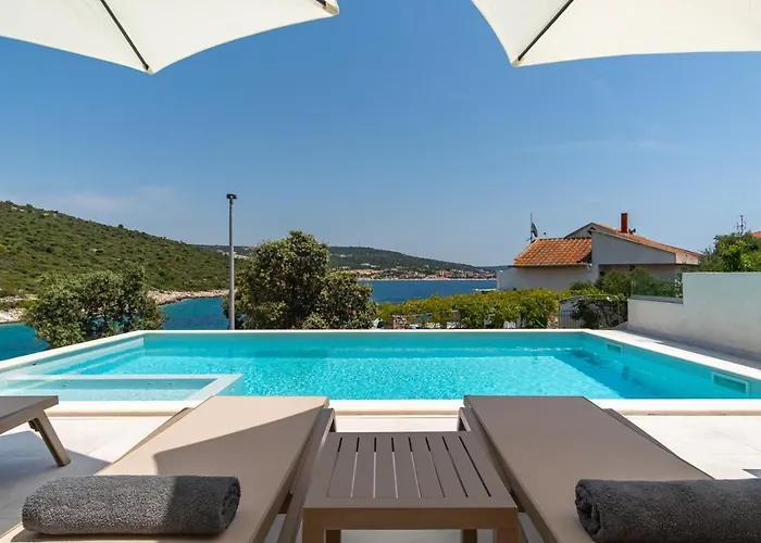Villa Beachfront Larisa With Whirlpool, Media Rogoznica (Sibenik-Knin)