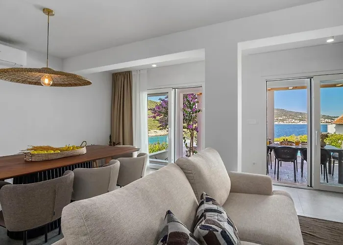 Beachfront Larisa With Whirlpool, Media Rogoznica (Sibenik-Knin)