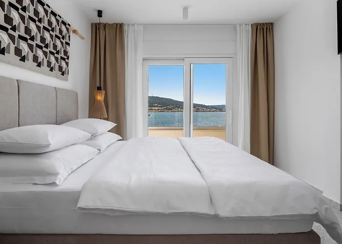 Beachfront Larisa With Whirlpool, Media Villa Rogoznica (Sibenik-Knin)