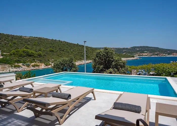Villa Beachfront Larisa With Whirlpool, Media Rogoznica (Sibenik-Knin)