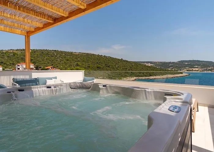 Beachfront Larisa With Whirlpool, Media 빌라 로고즈니차