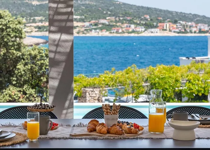 Villa Beachfront Larisa With Whirlpool, Media Rogoznica (Sibenik-Knin)