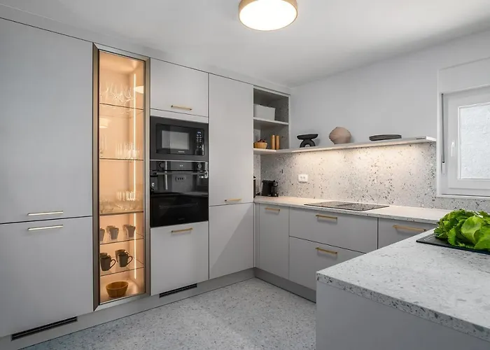 Beachfront Larisa With Whirlpool, Media 빌라 로고즈니차