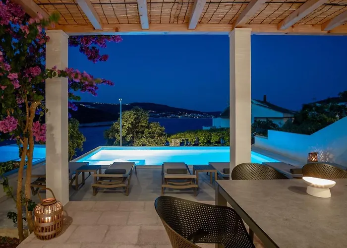 Villa Beachfront Larisa With Whirlpool, Media Rogoznica (Sibenik-Knin)