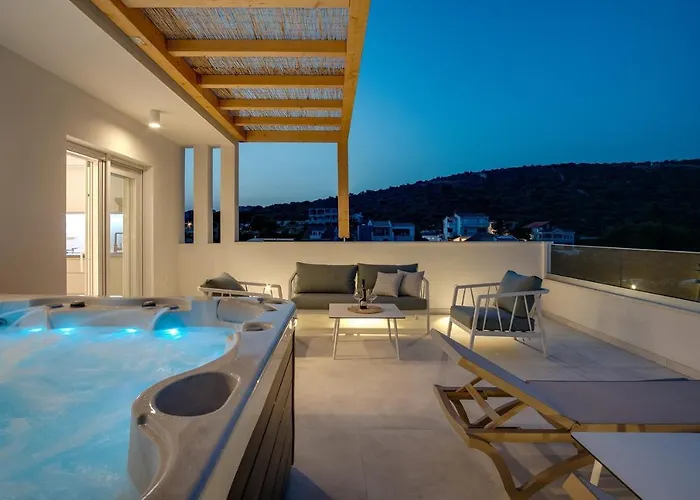 Beachfront Larisa With Whirlpool, Media 빌라 로고즈니차