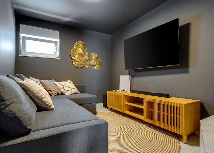 Beachfront Larisa With Whirlpool, Media 로고즈니차