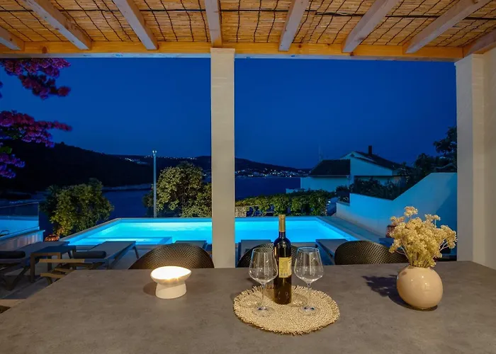 Beachfront Larisa With Whirlpool, Media * Rogoznica (Sibenik-Knin)